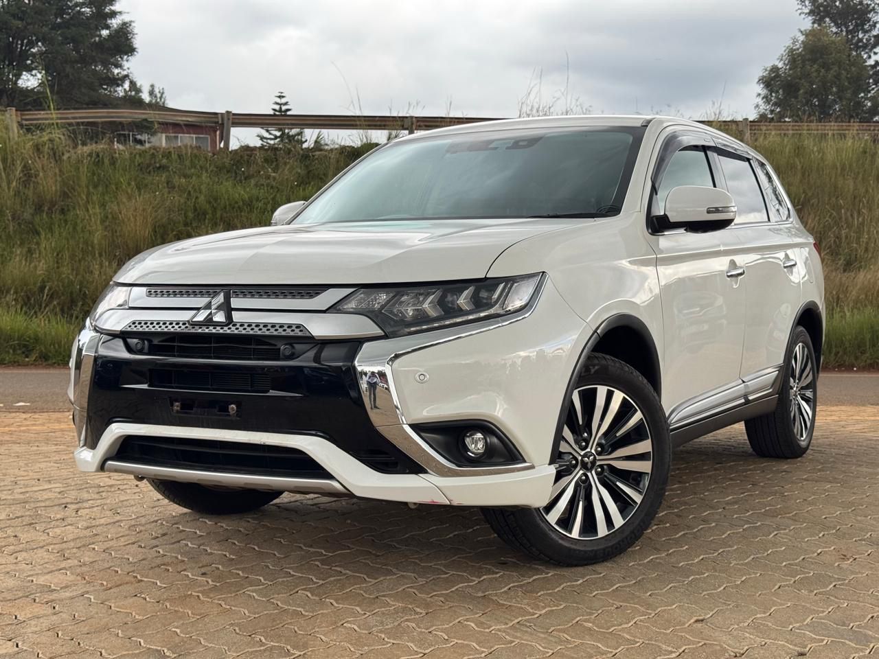 2020-Mitsubishi Outlander- White