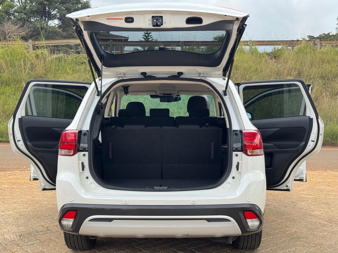 2020-Mitsubishi Outlander- White