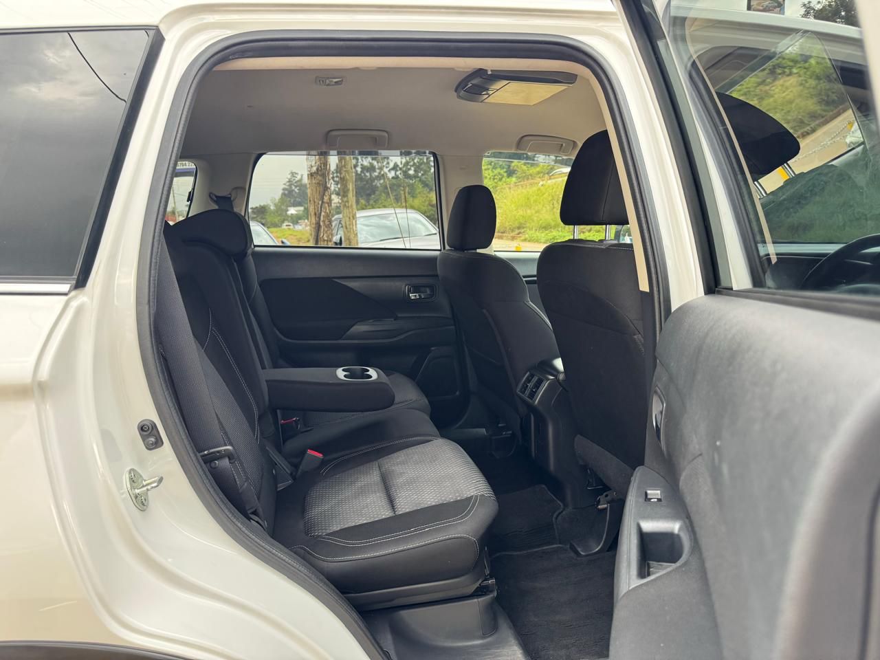 2020-Mitsubishi Outlander- White