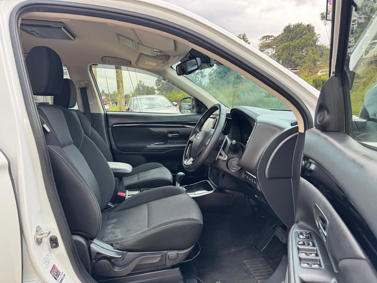 2020-Mitsubishi Outlander- White