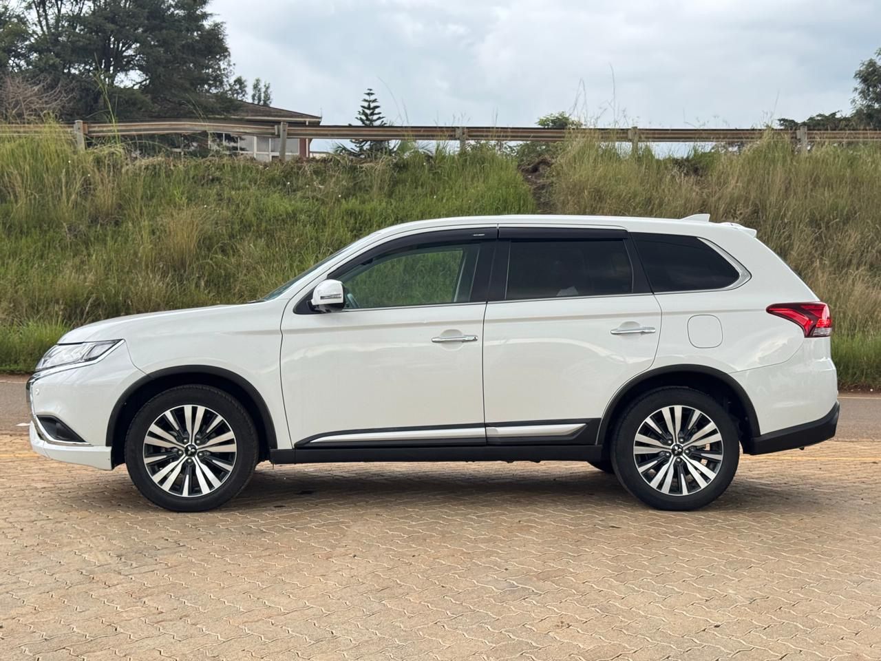 2020-Mitsubishi Outlander- White