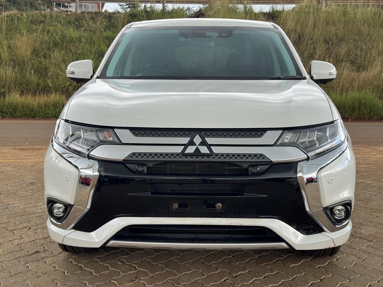 2020-Mitsubishi Outlander- White