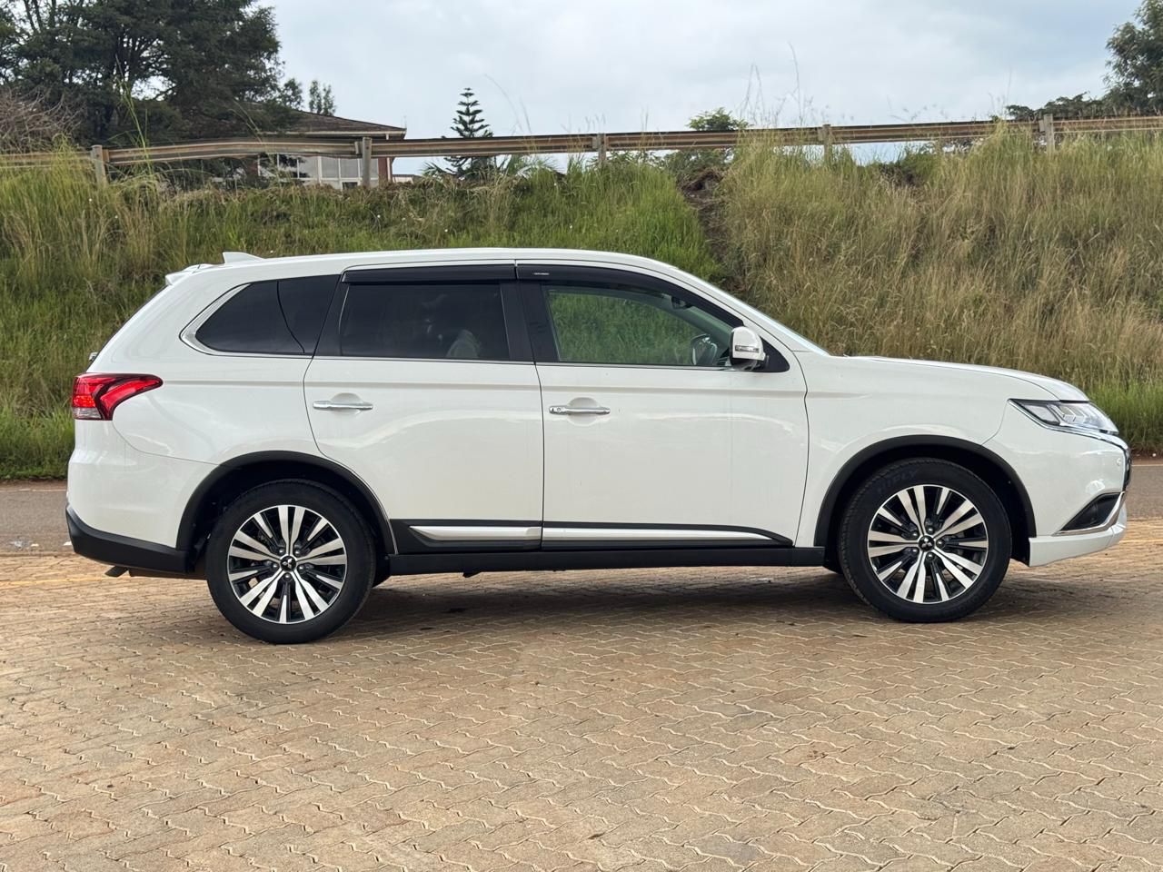 2020-Mitsubishi Outlander- White