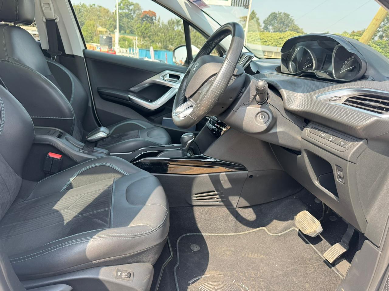 2019- Peugeot 208 -White