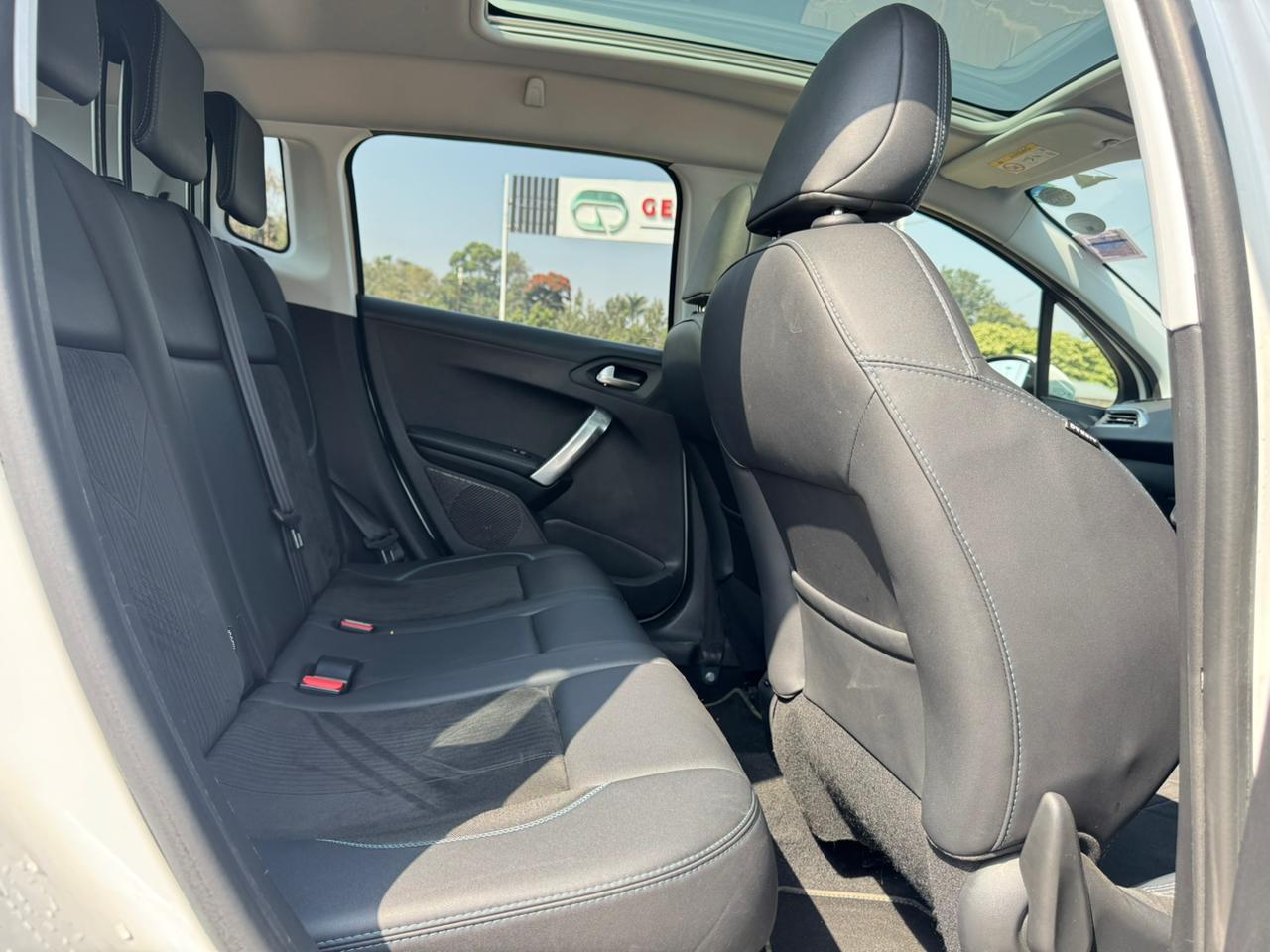 2019- Peugeot 208 -White