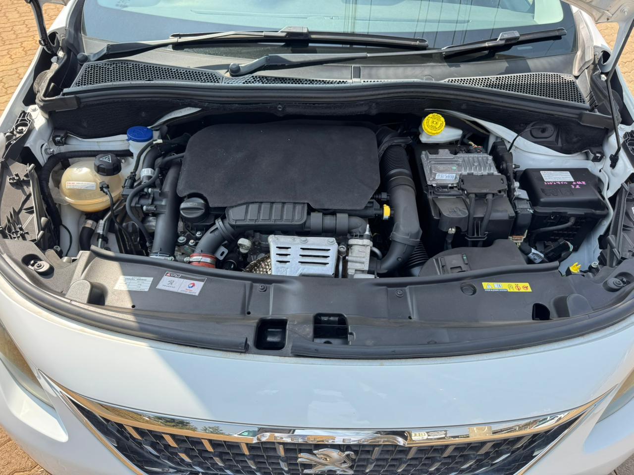 2019- Peugeot 208 -White
