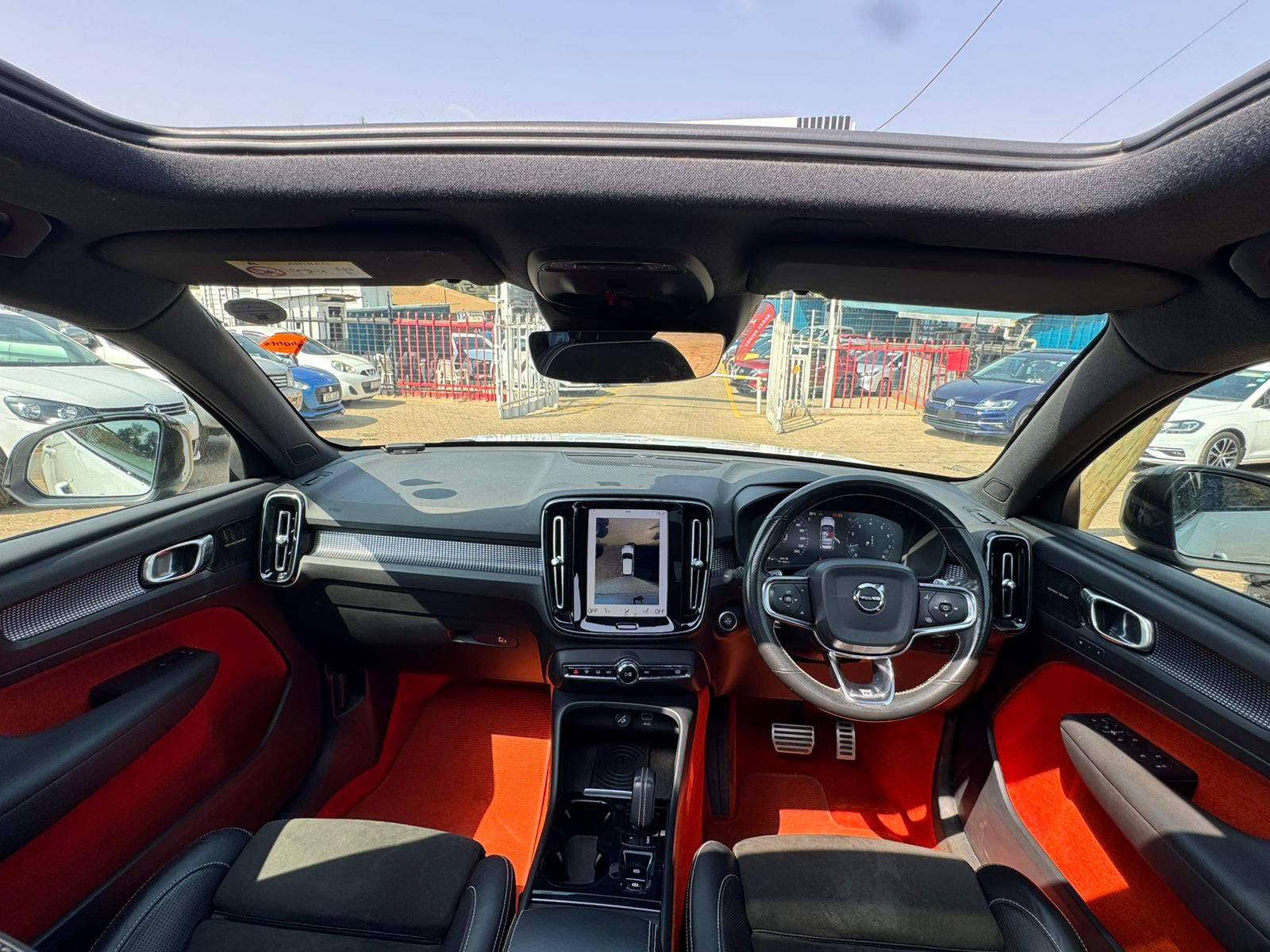 2018- Volvo XC40 -White