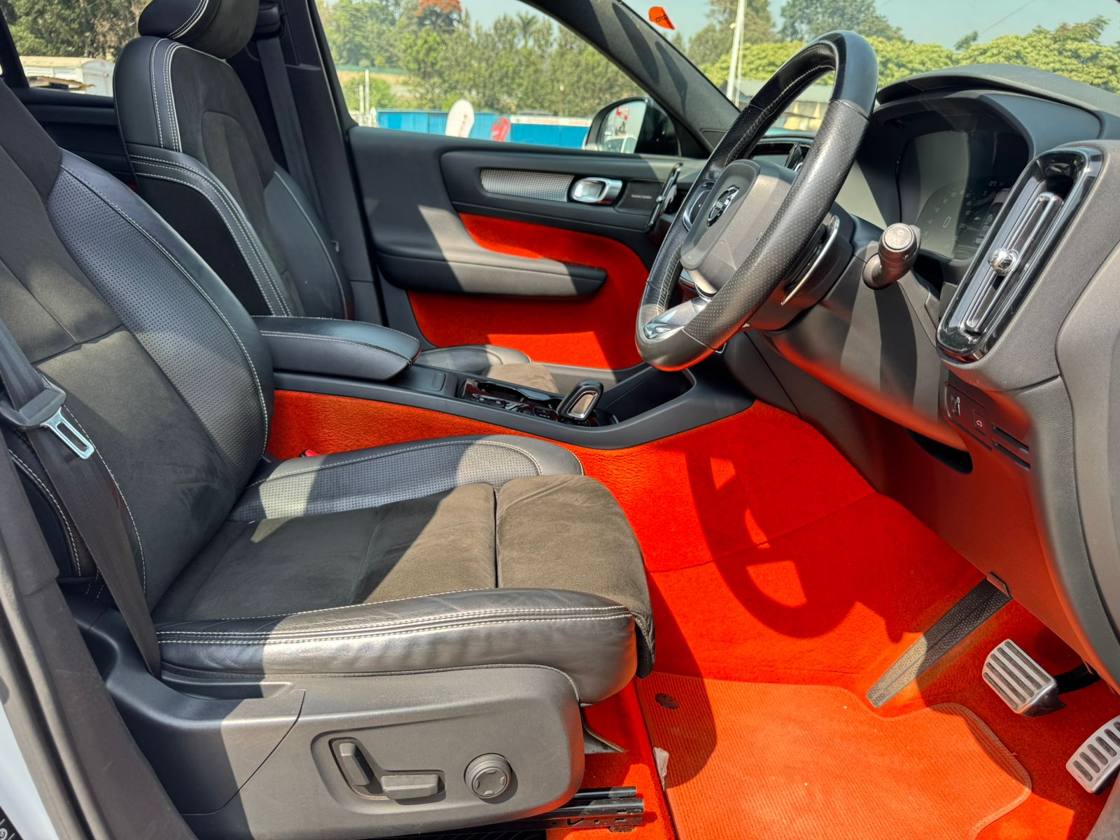 2018- Volvo XC40 -White