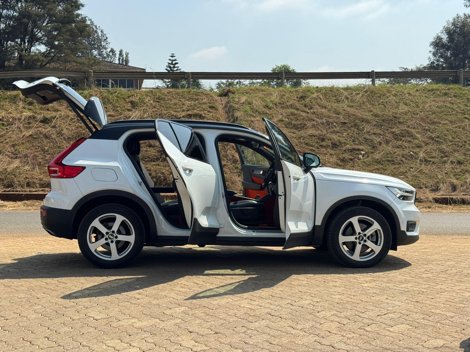 2018- Volvo XC40 -White