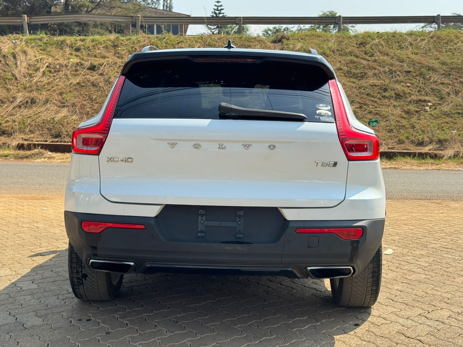 2018- Volvo XC40 -White