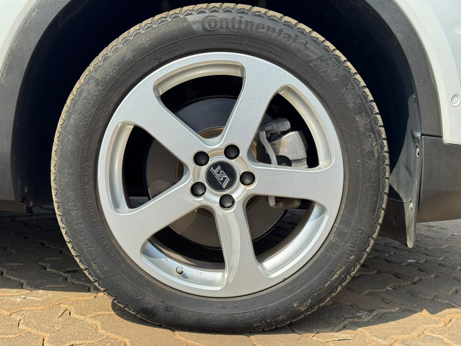 2018- Volvo XC40 -White