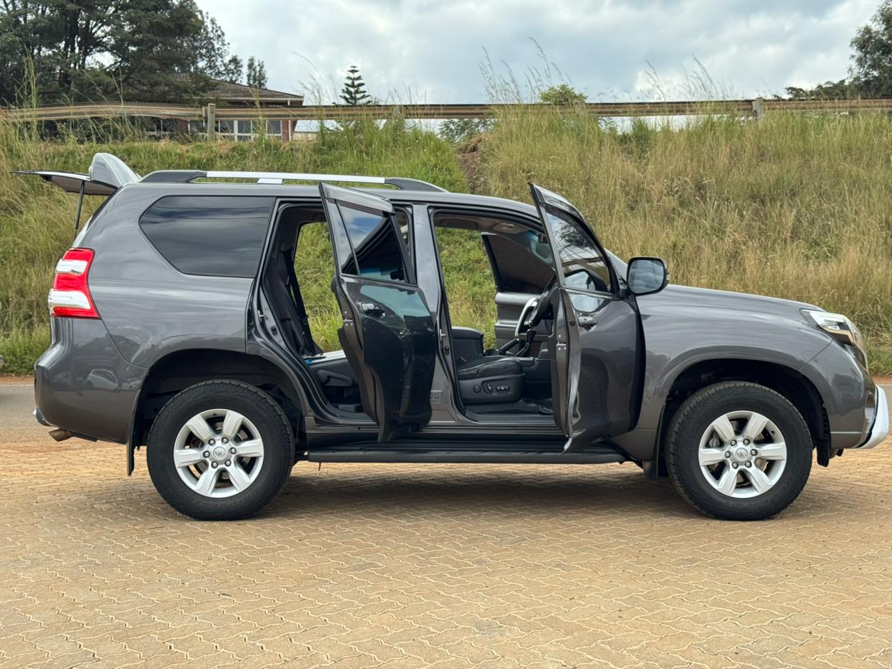 2016- Toyota Landcruiser TX.L-Gray