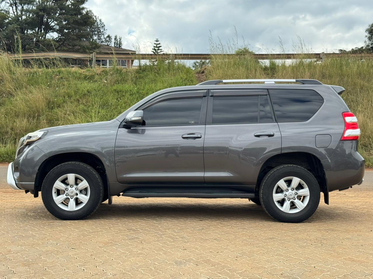 2016- Toyota Landcruiser TX.L-Gray