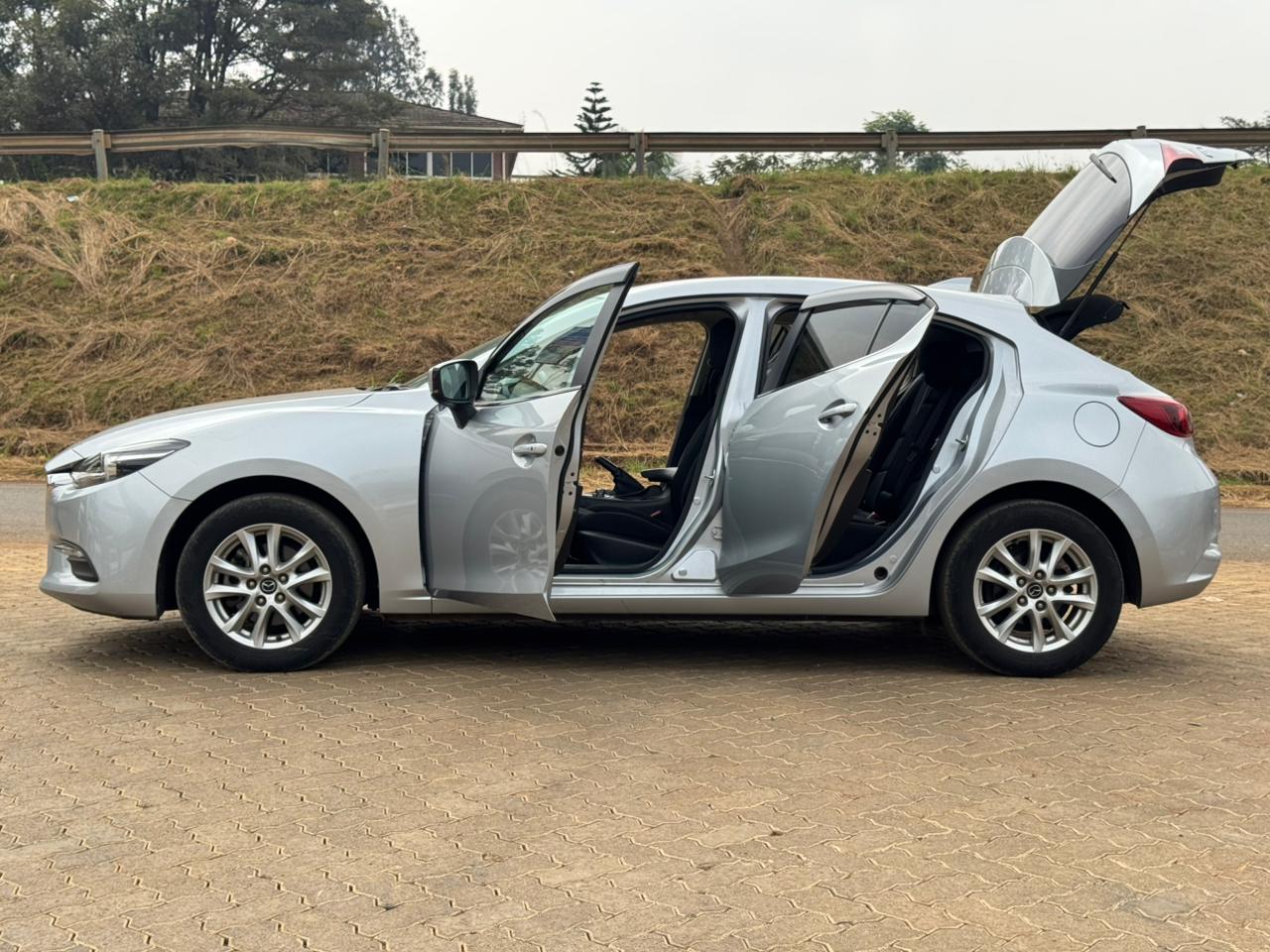 2018- Mazda Axela SkyactivD- Gray