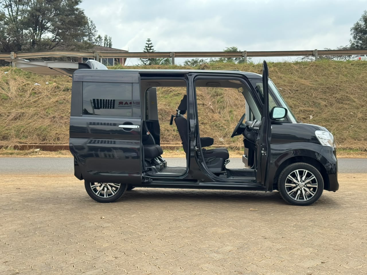 2019- Daihatsu Tanto -Black
