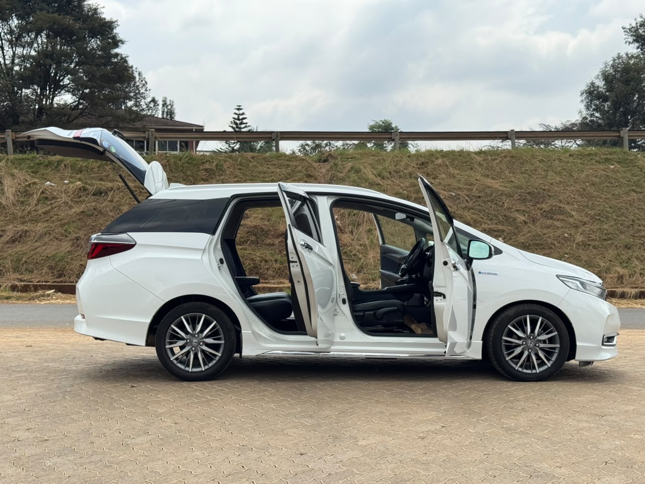 2019- Honda Shuttle Hybrid- White