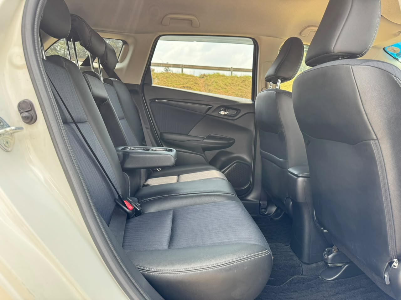 2019- Honda Shuttle Hybrid- White