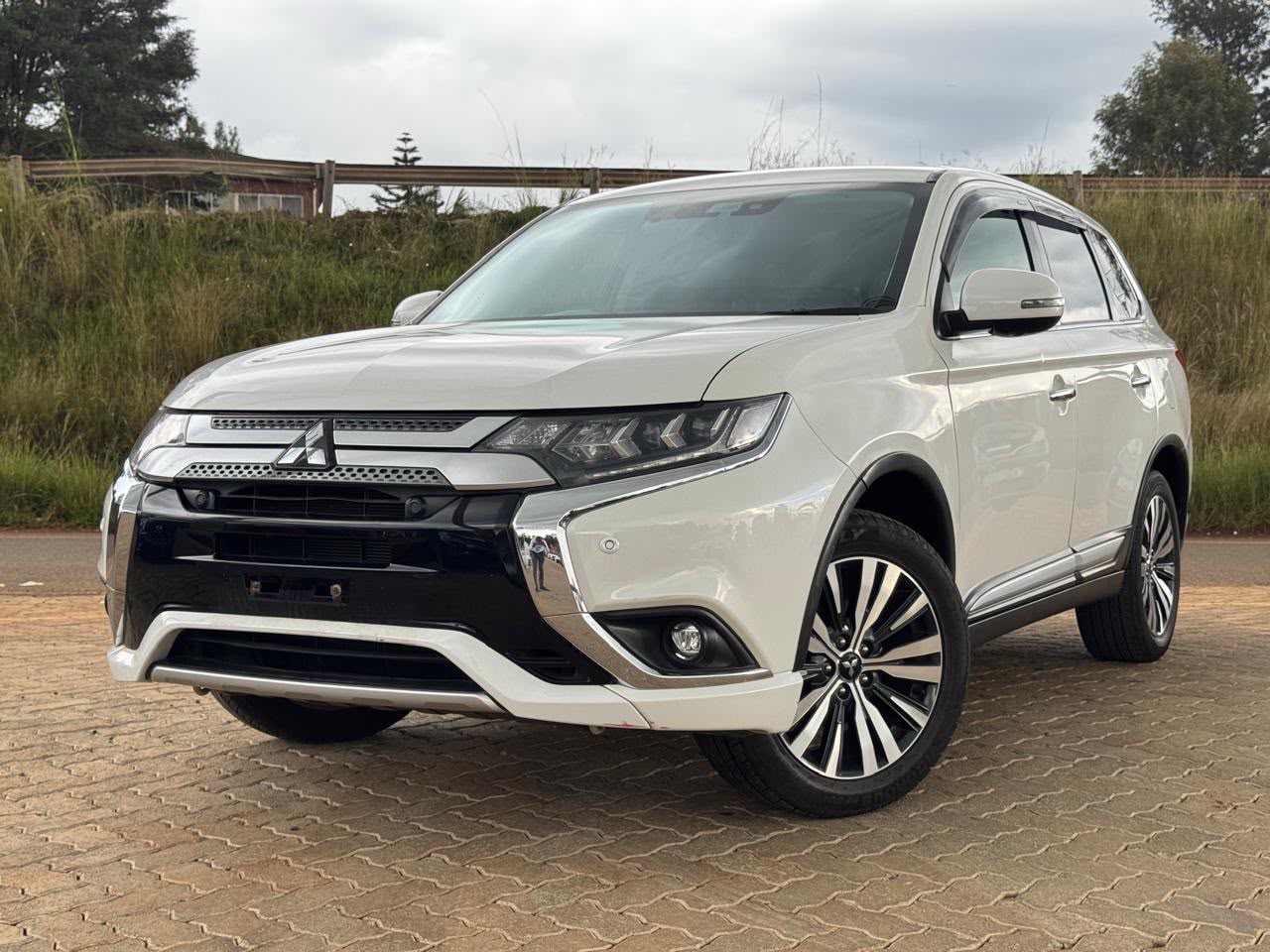 2020- Mitsubishi Outlander- White