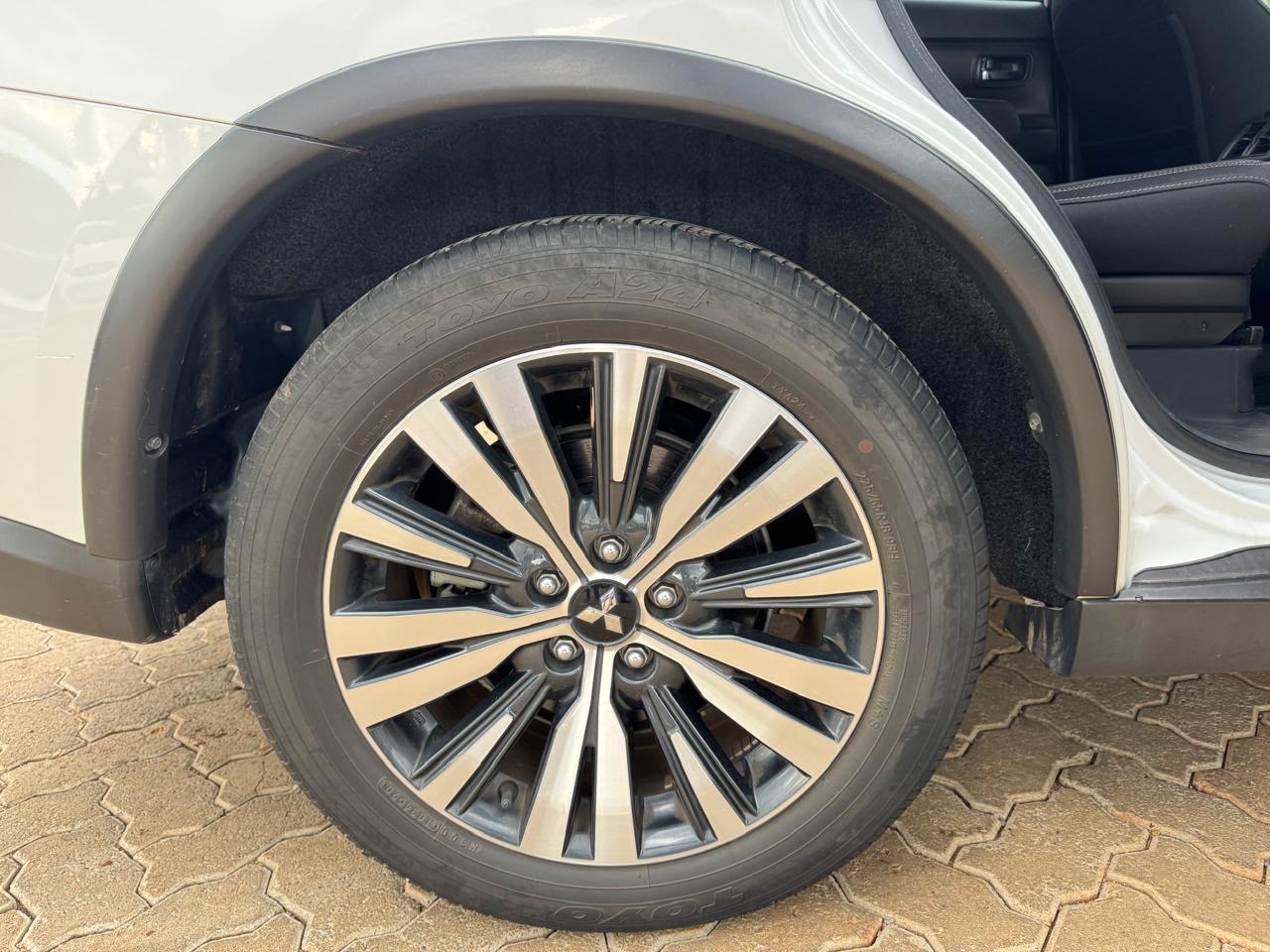 2020- Mitsubishi Outlander- White