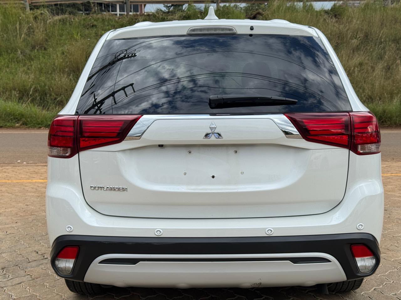 2020- Mitsubishi Outlander- White