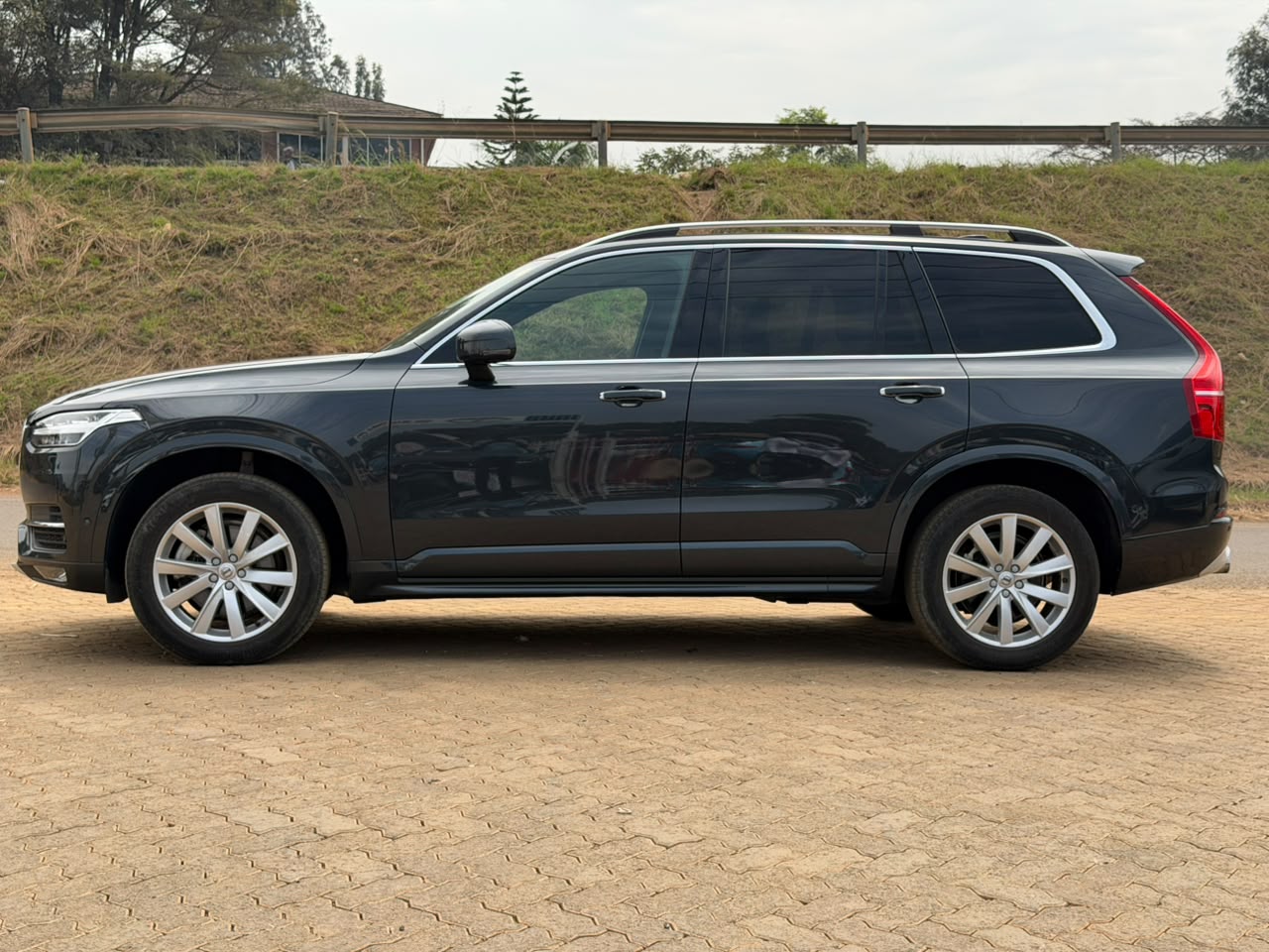 2019 -Volvo XC-90 T5 AWD -Black