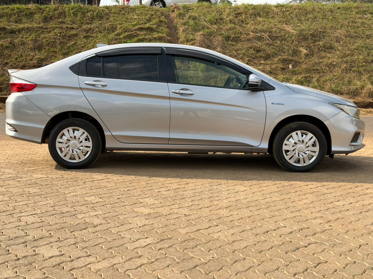 2018 -Honda Grace Hybrid -Silver