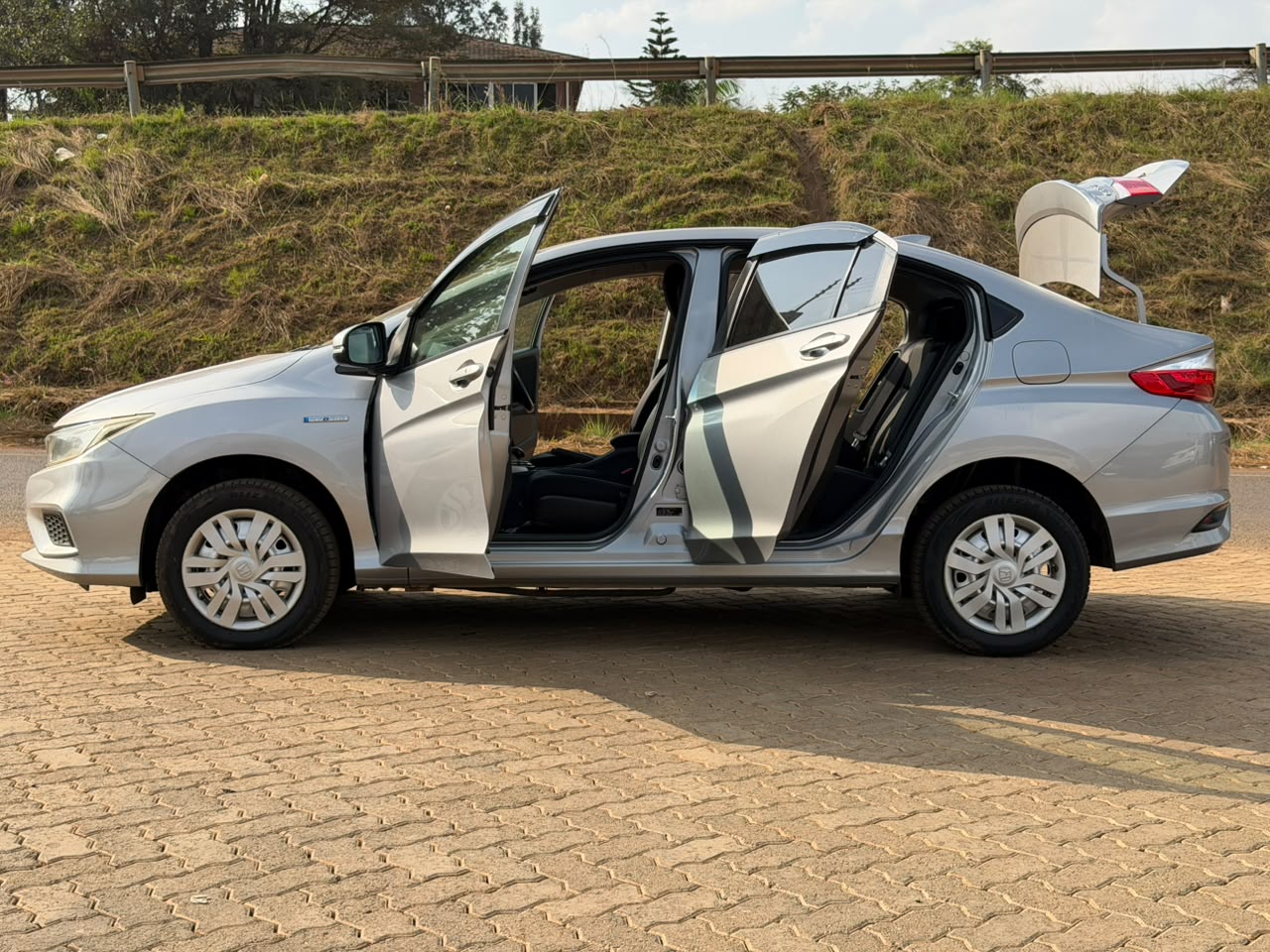 2018 -Honda Grace Hybrid -Silver