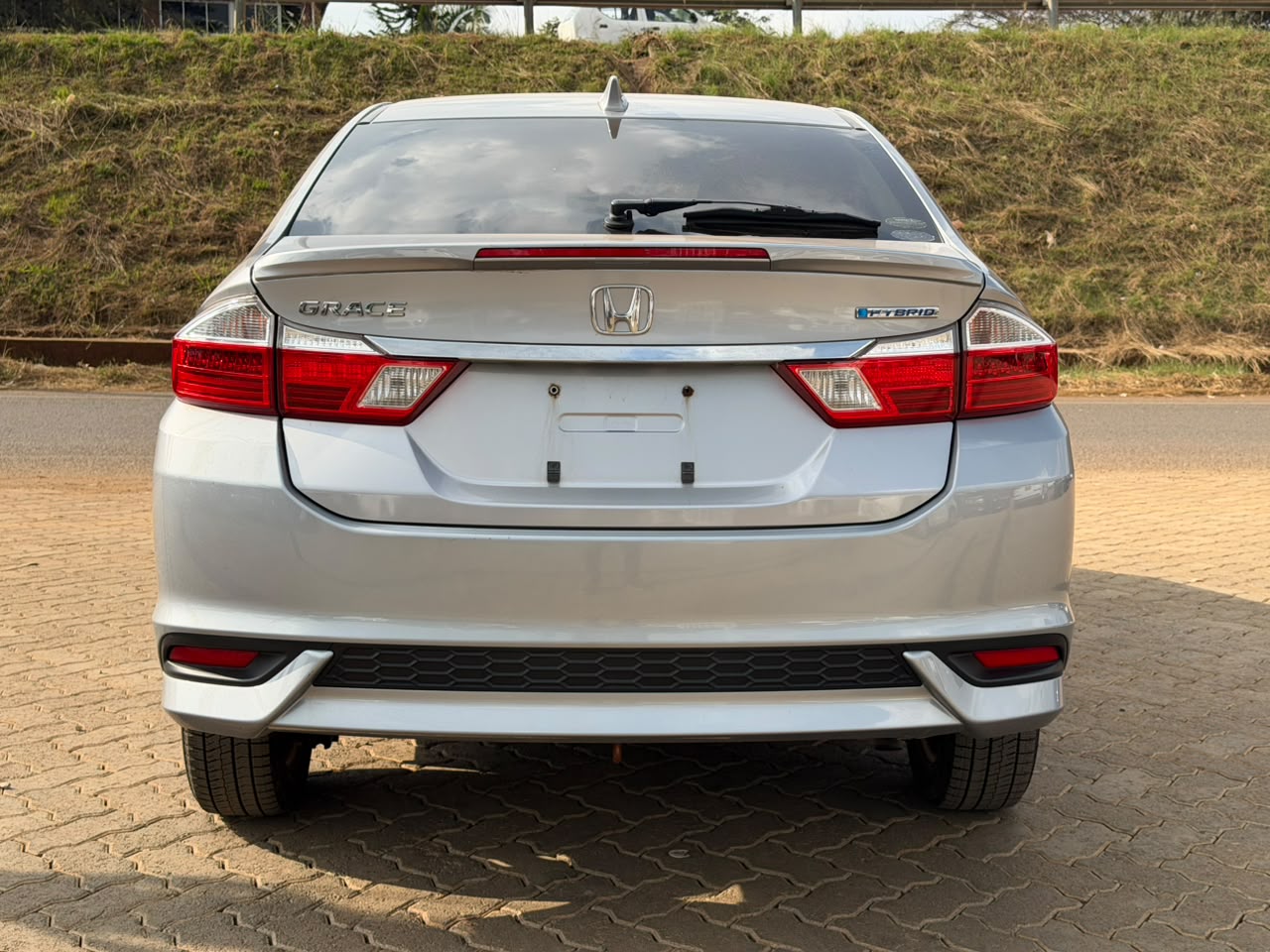 2018 -Honda Grace Hybrid -Silver