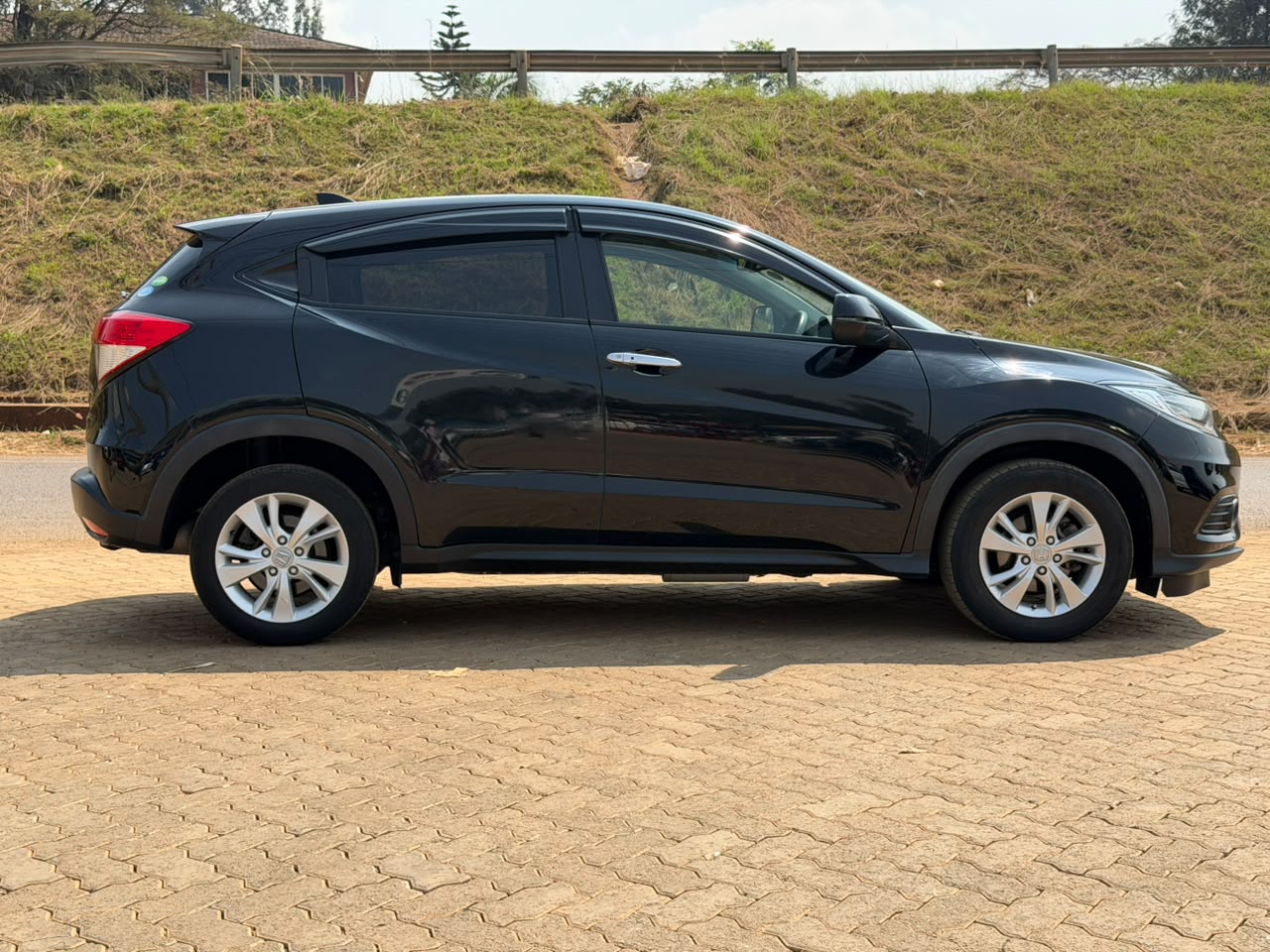 2019-Honda Vezel -Black