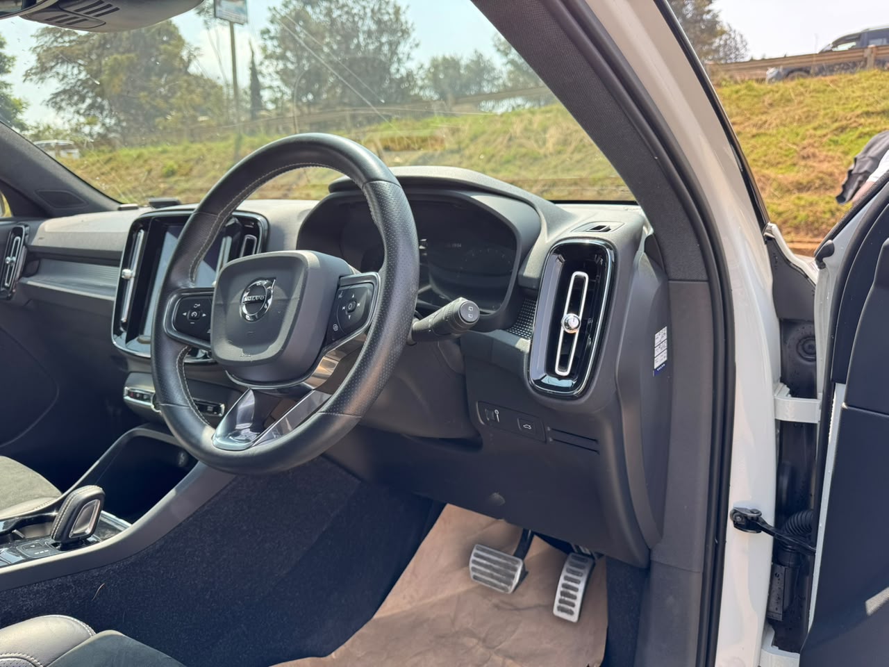 2019-volvo XC 40 T4 Rdesign -White