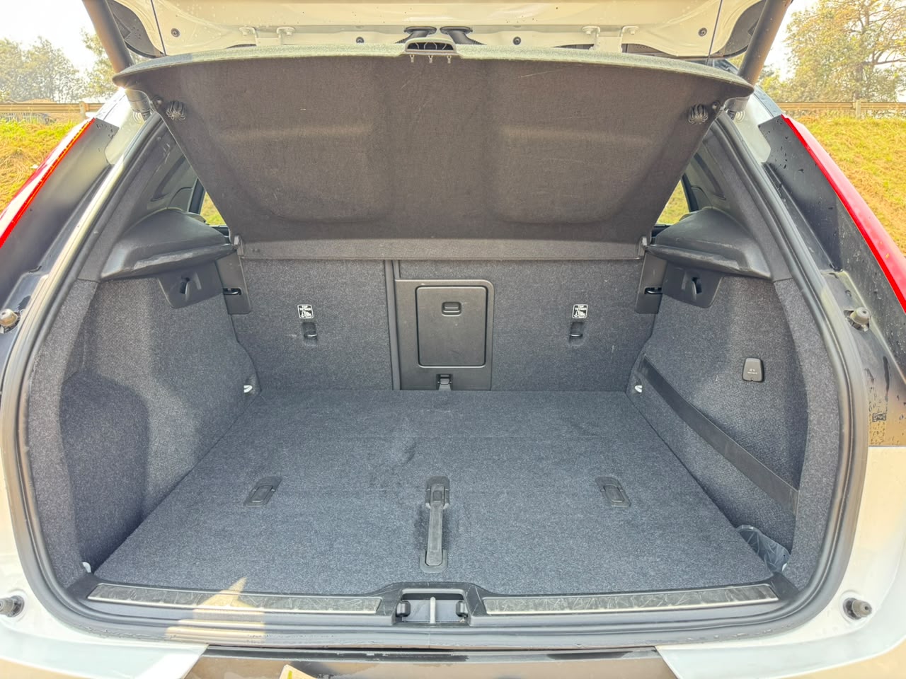 2019-volvo XC 40 T4 Rdesign -White