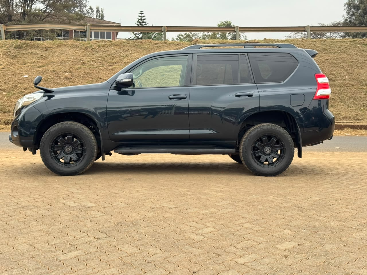 2017-Toyota LandCruiser Prado -Black