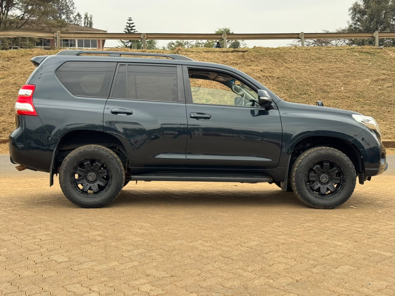 2017-Toyota LandCruiser Prado -Black