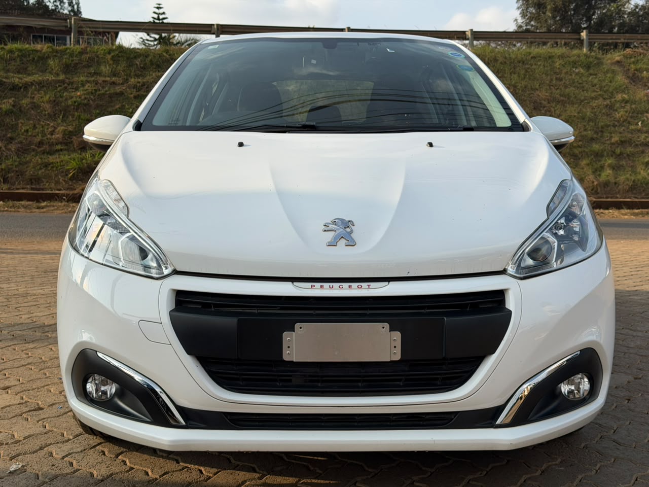 2018- Peugeot 208 -White