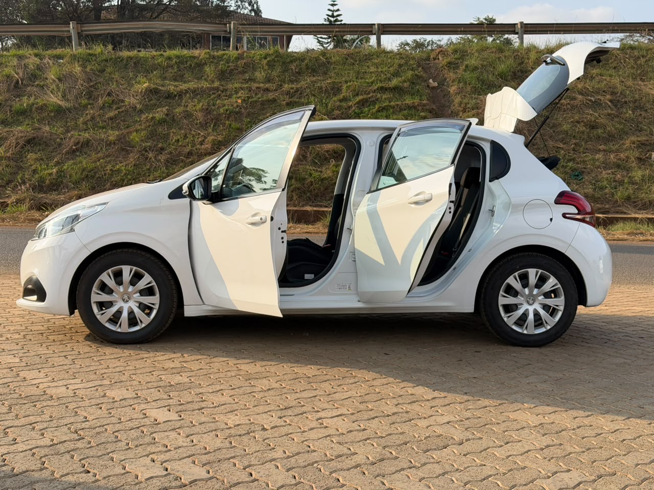 2018- Peugeot 208 -White