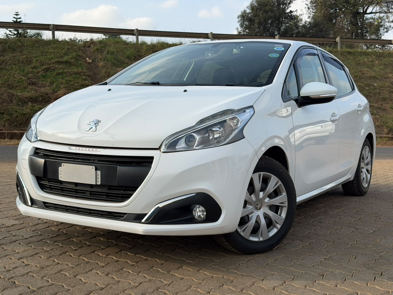 2018- Peugeot 208 -White