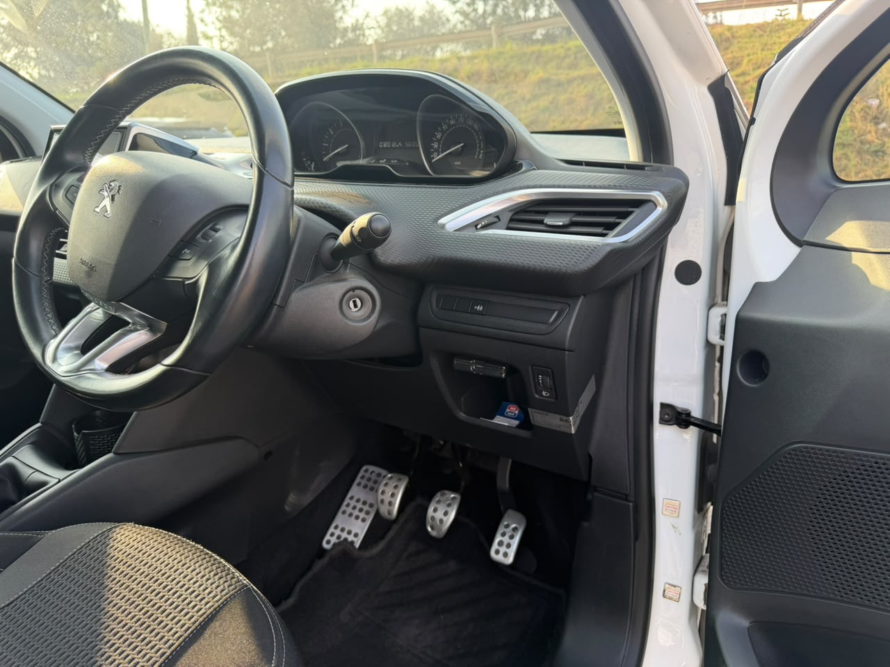 2018- Peugeot 208 -White