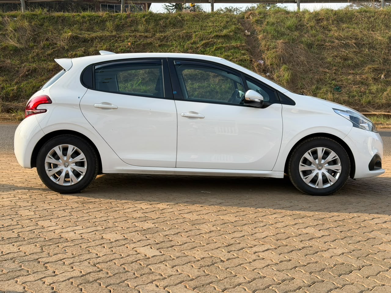 2018- Peugeot 208 -White