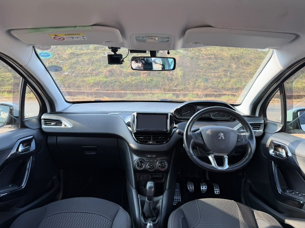 2018- Peugeot 208 -White