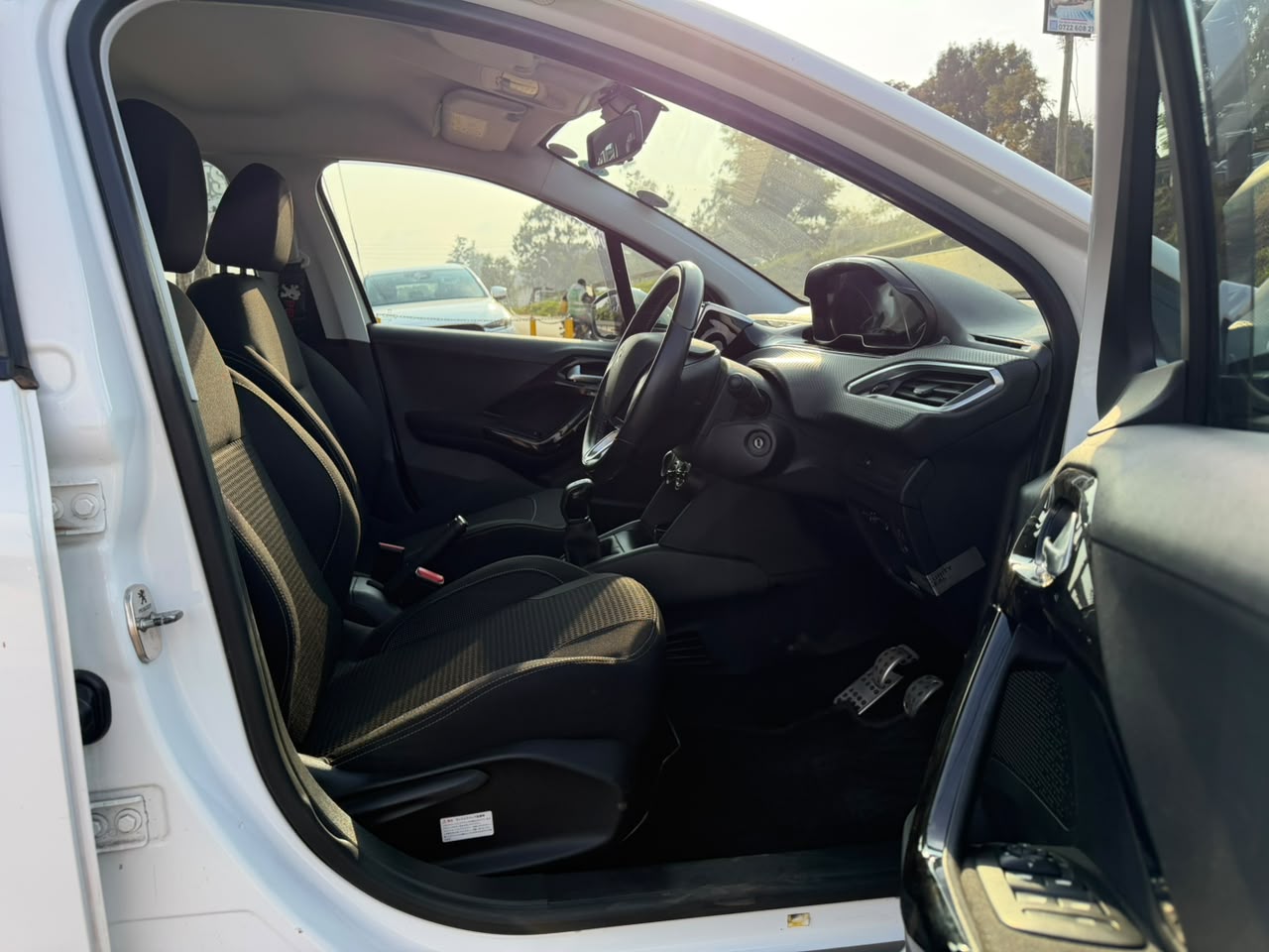 2018- Peugeot 208 -White