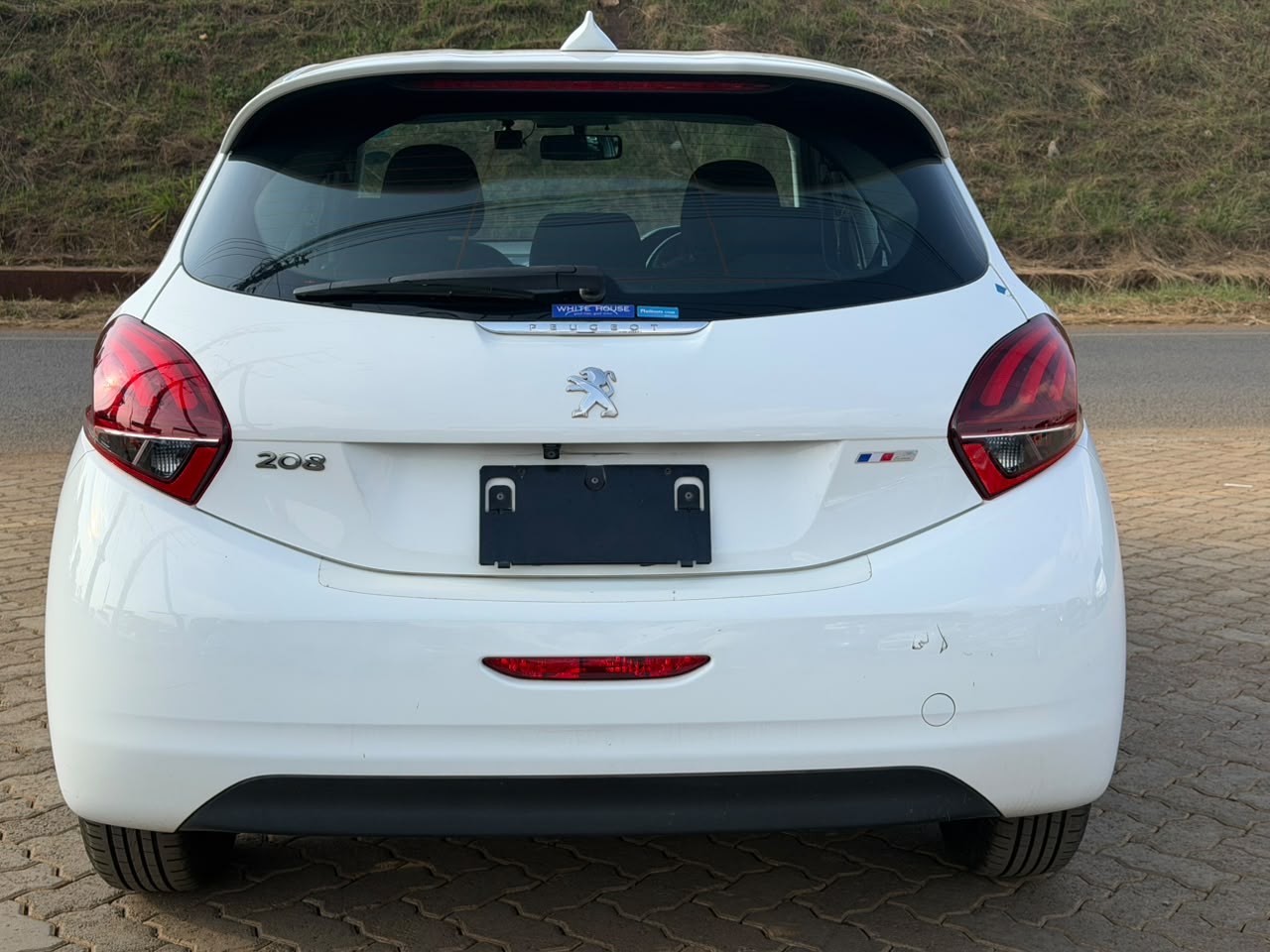 2018- Peugeot 208 -White