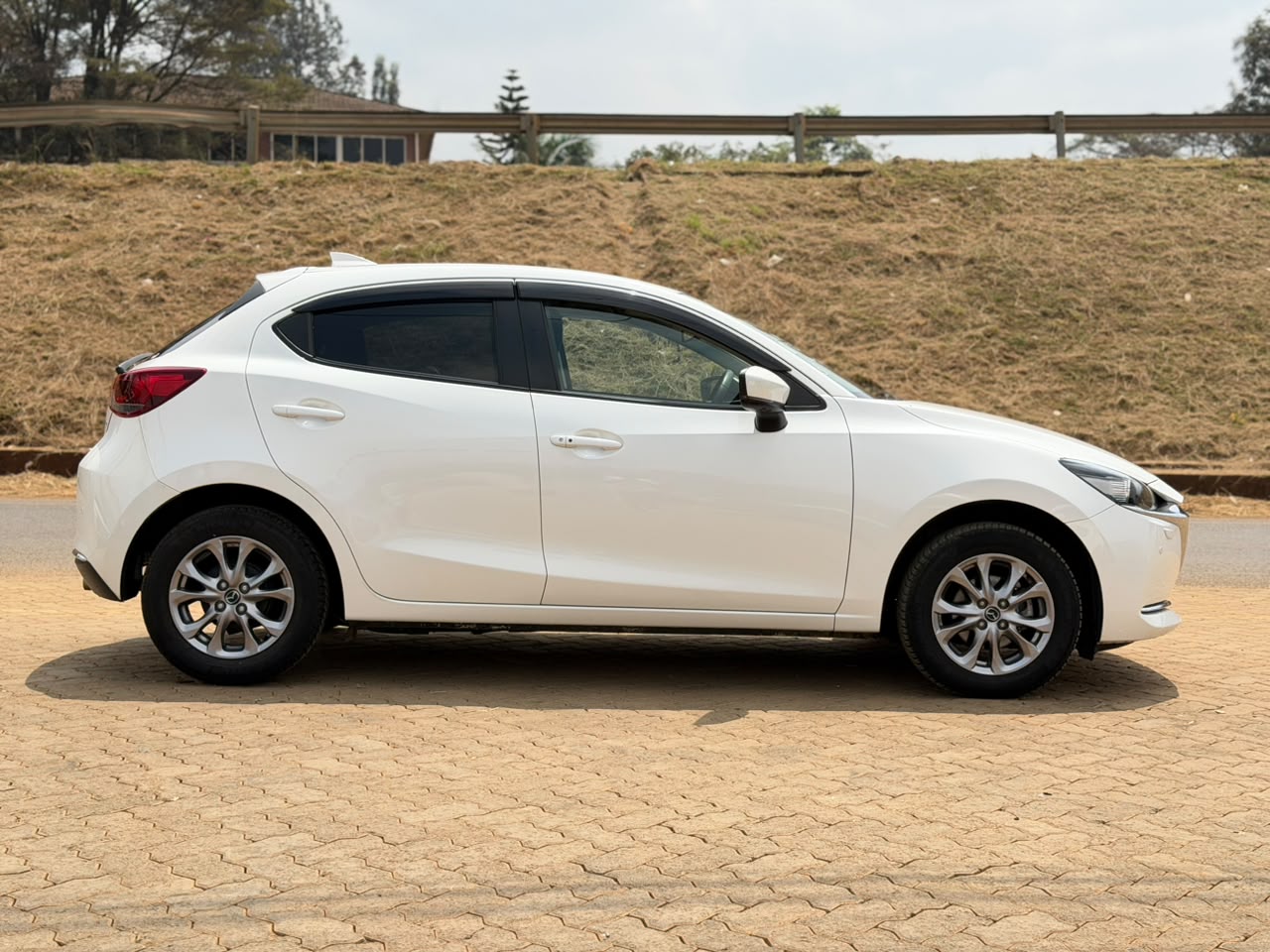 2020-Mazda 2  AWD(SkyactivD)-White