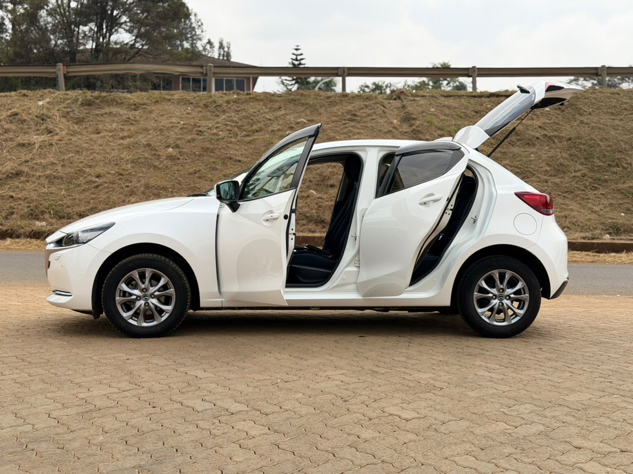 2020-Mazda 2  AWD(SkyactivD)-White