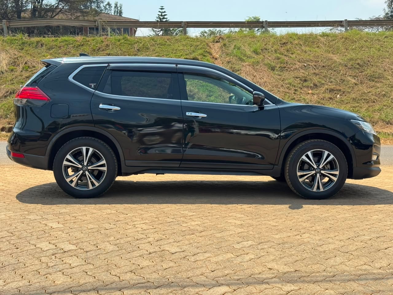 2019-Nissan X-Trail -Black