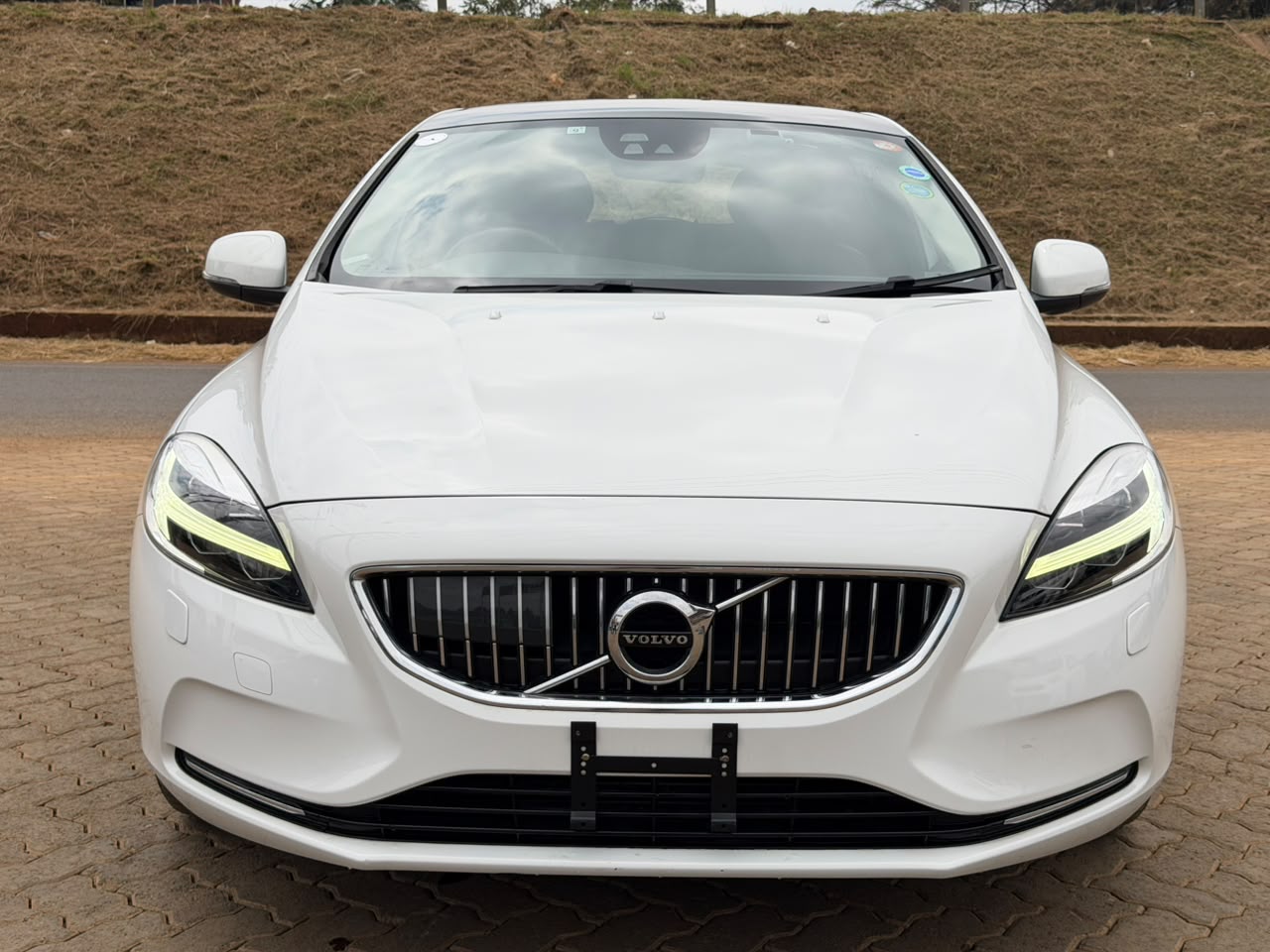 2019- Volvo V40 T3 Inscription -White