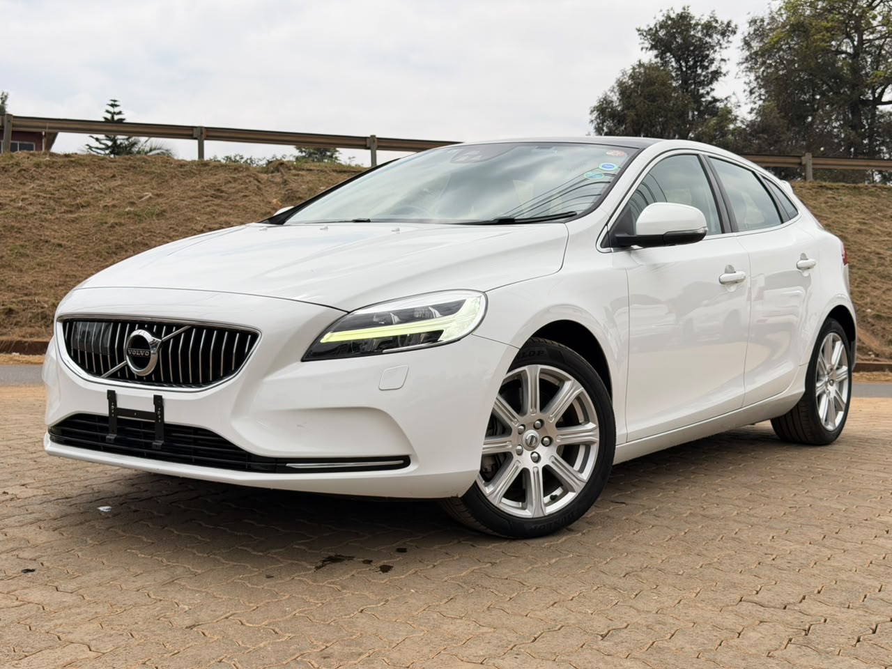 2019- Volvo V40 T3 Inscription -White