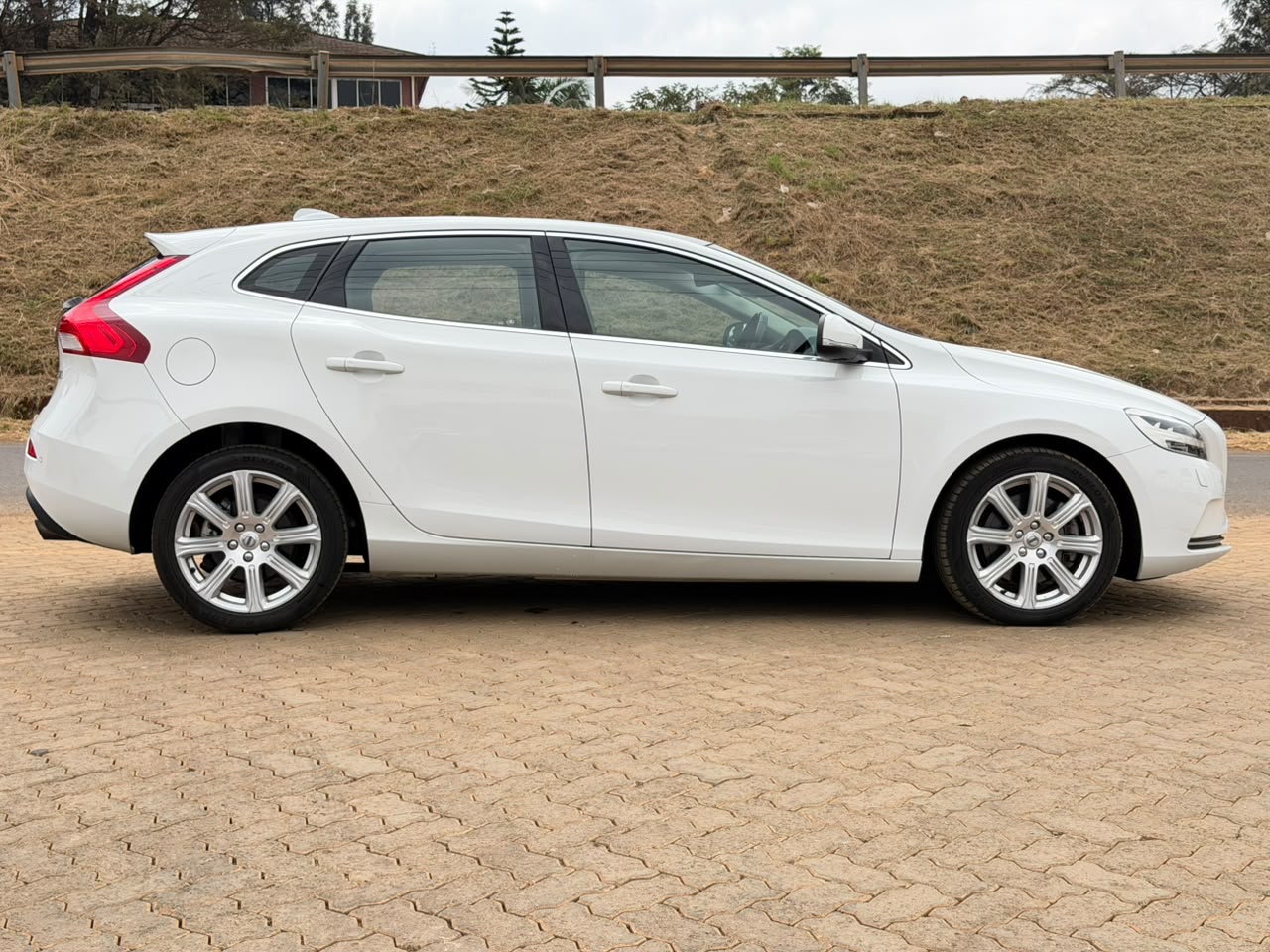 2019- Volvo V40 T3 Inscription -White