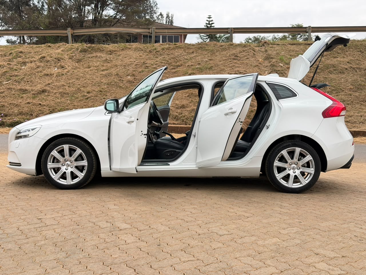 2019- Volvo V40 T3 Inscription -White
