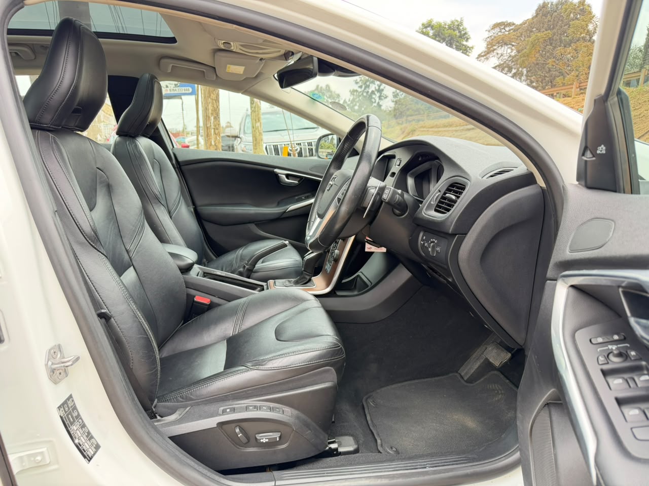 2019- Volvo V40 T3 Inscription -White