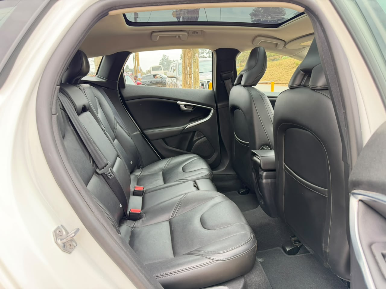 2019- Volvo V40 T3 Inscription -White